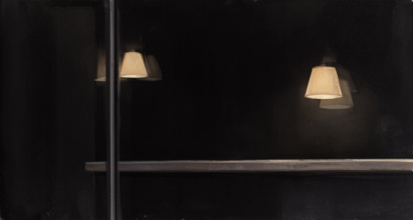 Fast schwarzes Glas bei Nacht: zwei warme Lampenschirme über einer langen Ablage, jeder als schwächeres Spiegelbild verdoppelt. Dahinter nichts zu sehen. (KI-generierte Illustration)